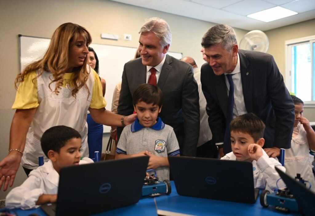 Este año todas las escuelas y jardines municipales enseñarán robótica y programación