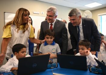 Este año todas las escuelas y jardines municipales enseñarán robótica y programación