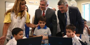 Este año todas las escuelas y jardines municipales enseñarán robótica y programación