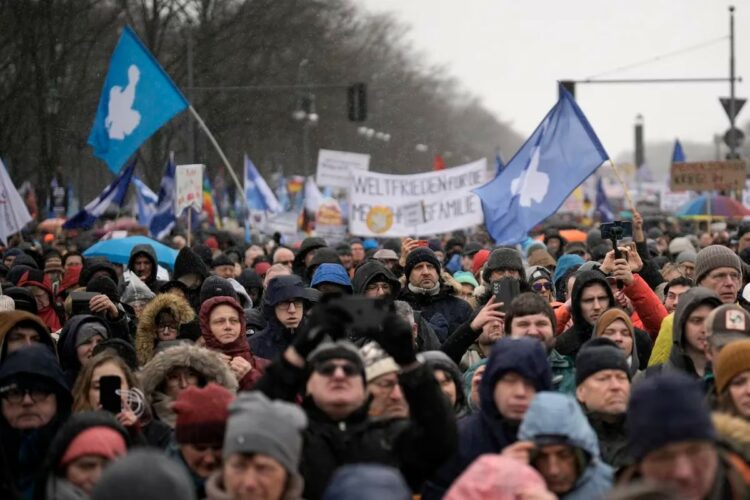 Miles de alemanes marcharon pidiendo negociar con Rusia