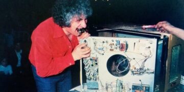 Consiguió el récord Guinness luego de comerse una avioneta