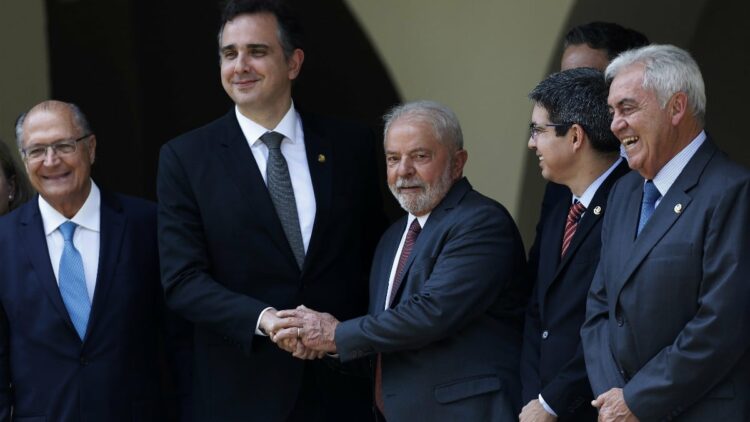 Rodrigo Pacheco, titular del Senado, y el presidente de Brasil, Lula da Silva.