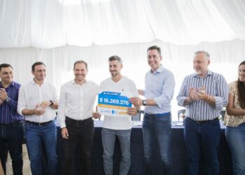 Calvo entregó fondos para el Festival de Peñas de Villa María