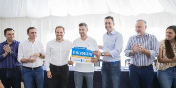 Calvo entregó fondos para el Festival de Peñas de Villa María