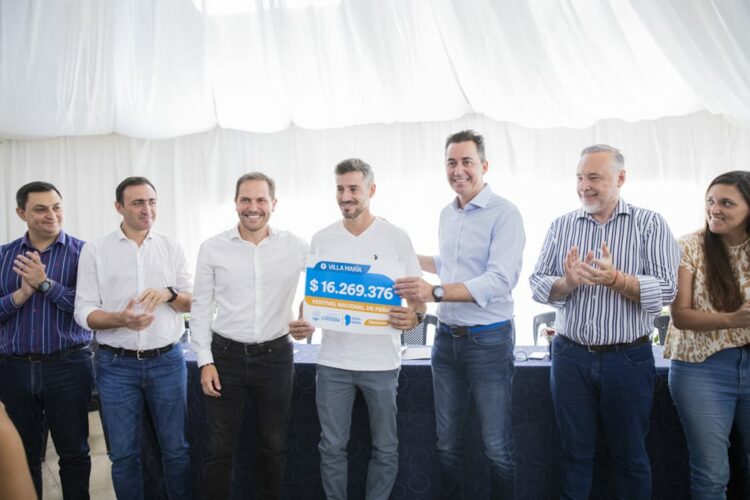 Calvo entregó fondos para el Festival de Peñas de Villa María