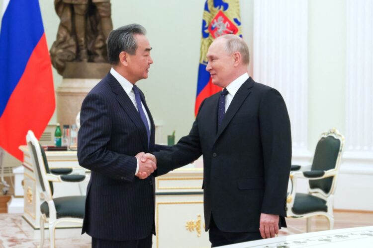 Putin junto al canciller chino, Wang Yi, ayer en el Kremlin.