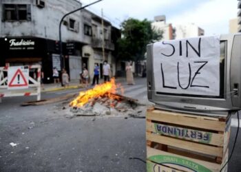 El Gobierno analiza intervenir a Edesur sin estatizar la firma