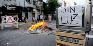 El Gobierno analiza intervenir a Edesur sin estatizar la firma