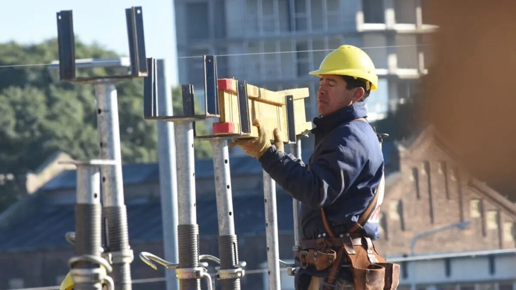 Córdoba creó 30.000 empleos registrados pero empieza a estancarse por la crisis