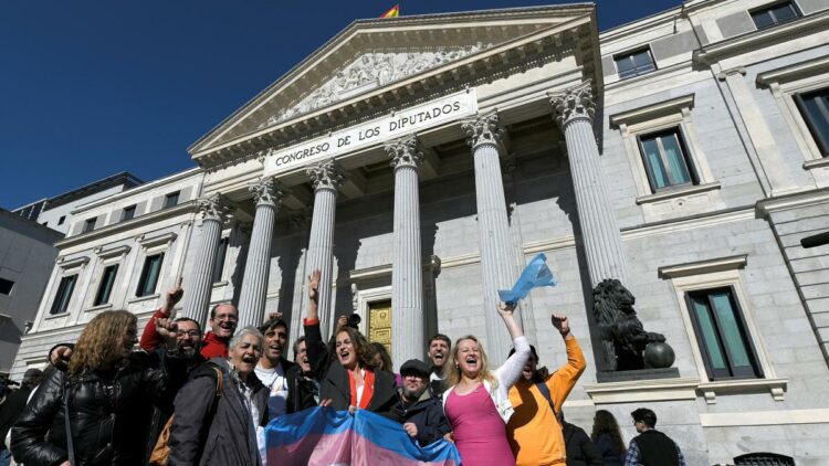 Activistas LGBTQ+ celebraron frente al Parlamento de España.