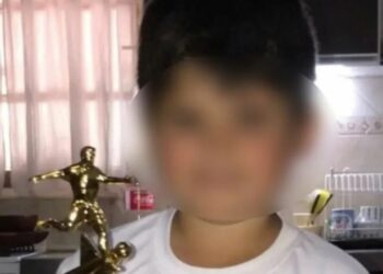 Se reencontró con su abuelo el menor que había sido secuestrado por sus padres