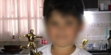 Se reencontró con su abuelo el menor que había sido secuestrado por sus padres