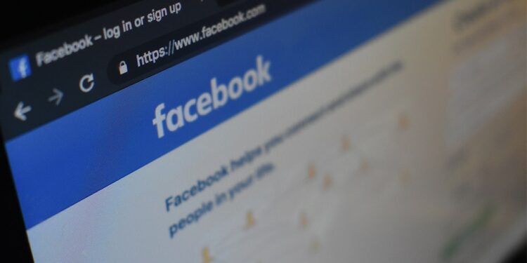 Deberá indemnizar con $50.000 a su ex abogada por injuriarla en Facebook