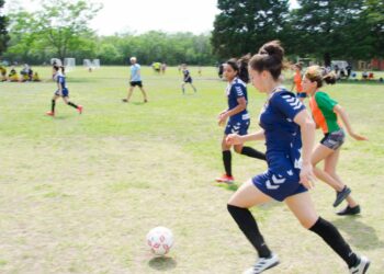 Acuerdan incorporar el fútbol femenino en las clases de educación física de las escuelas
