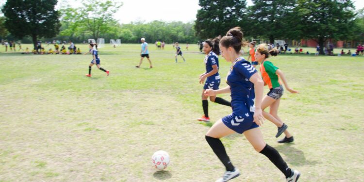 Acuerdan incorporar el fútbol femenino en las clases de educación física de las escuelas