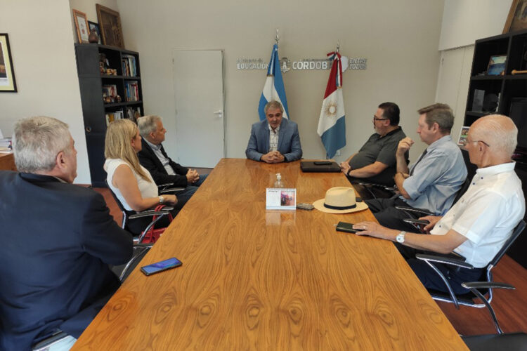 Grahovac se reunió ayer con representantes de las instituciones privadas”.