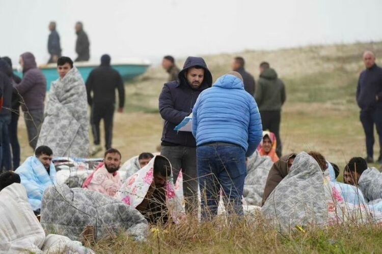 Rescatistas atienden a los supervivientes del naufragio en Crotone, Italia.