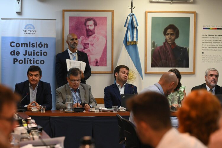 La Comisión de Juicio Político aprobó el proceso por apenas un voto.