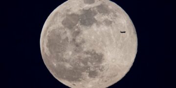 Estudian usar el polvo lunar como escudo protector