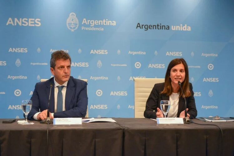 El ministro de Economía Sergio Massa y la titular de la Anses Fernanda Raverta