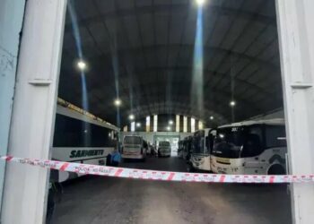 Un chofer de transporte interurbano maniobró marcha atrás y mató accidentalmente a un compañero