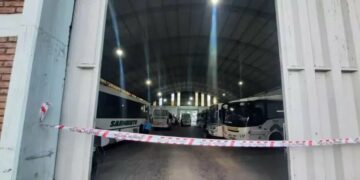 Un chofer de transporte interurbano maniobró marcha atrás y mató accidentalmente a un compañero