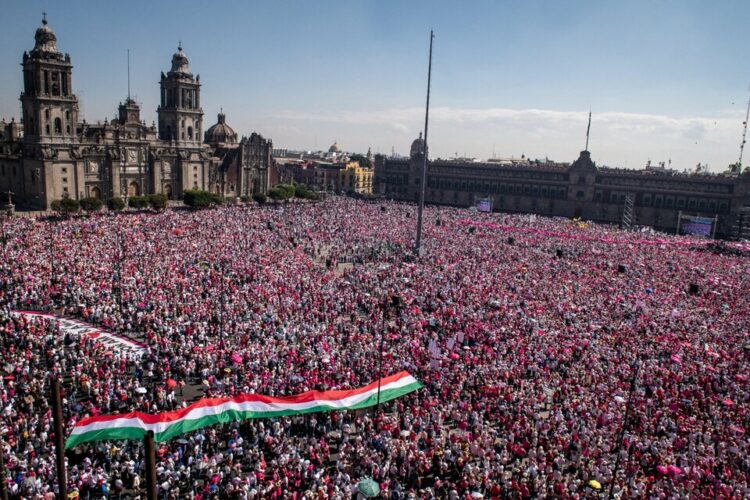 Manifestantes se reunieron en El Zócalo, la principal plaza de la capital.