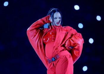 En el medio del Super Bowl, Rihanna anunció que está embarazada