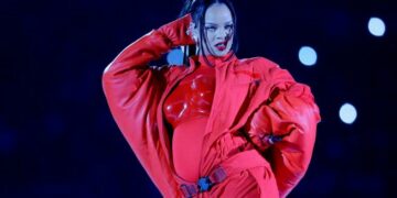 En el medio del Super Bowl, Rihanna anunció que está embarazada