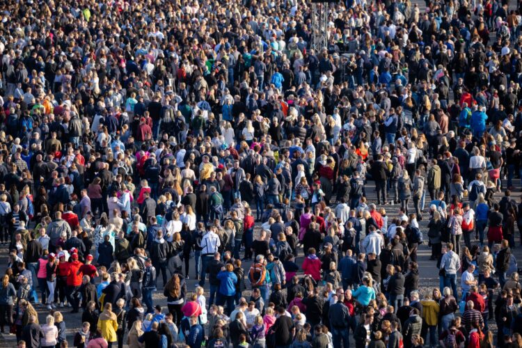 ARCHIVO - Una multitud reunida en un recital de DJ Guetta en Alemania. La población mundial supera este fin de año los 8.000 millones de personas. Foto: Mohssen Assanimoghaddam/dpa