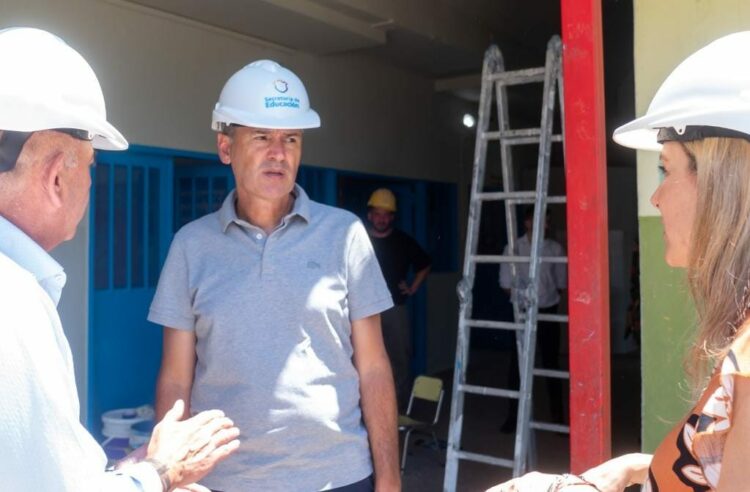 El viceintendente Daniel Passerini supervisó las obras en las instituciones.
