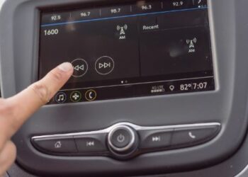 Condenaron a una automotriz por no reparar una pantalla de información