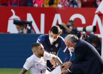 Internan al Papu Gómez y será baja por al menos un mes