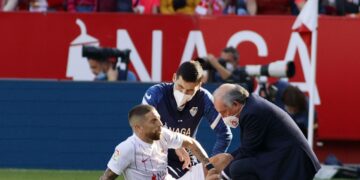 Internan al Papu Gómez y será baja por al menos un mes