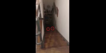 Un impactante video dejó al descubierto a un presunto demonio en la casa de una joven