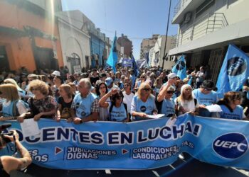 Movilizados, desde la UEPC critican a la Provincia por «dilatar» las negociaciones paritarias