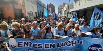 Movilizados, desde la UEPC critican a la Provincia por «dilatar» las negociaciones paritarias