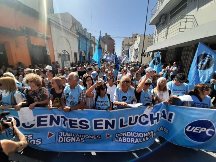 Movilizados, desde la UEPC critican a la Provincia por "dilatar" las negociaciones paritarias