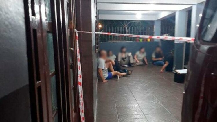 Los peritos tuvieron que permanecer guarecidos para evitar el violento ataque.