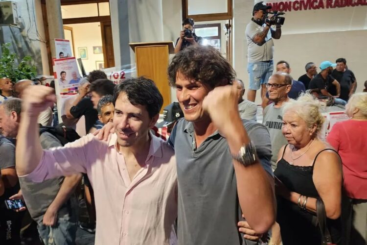 El precandidato ganador celebra junto a Martín Lousteau en La Pampa.