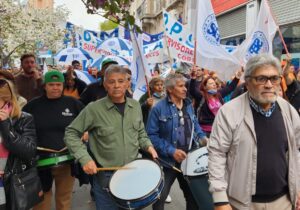 Estatales piden un salario inicial equivalente a la canasta familiar