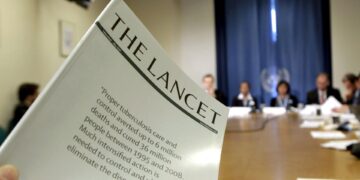 La revista médica The Lancet publicó un estudio que indaga si la vacuna o el haber tenido coronavirus protege más al organismo