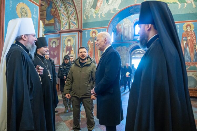 Tras su visita sorpresa a Ucrania, Biden habló sobre la guerra desde Polonia.