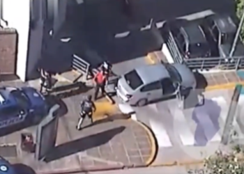 Intentaron huir, pero terminaron chocando contra el estacionamiento del Nuevo Centro Shopping