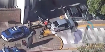 Intentaron huir, pero terminaron chocando contra el estacionamiento del Nuevo Centro Shopping