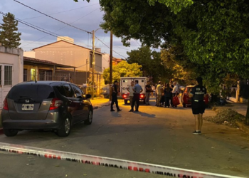 Investigan la muerte de una mujer policía en barrio Tranviarios