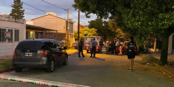 Investigan la muerte de una mujer policía en barrio Tranviarios