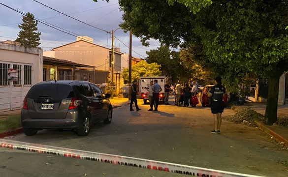 Investigan la muerte de una mujer policía en barrio Tranviarios