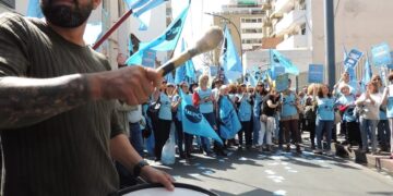 Los docentes no vuelven a clases para exigir una mejora salarial