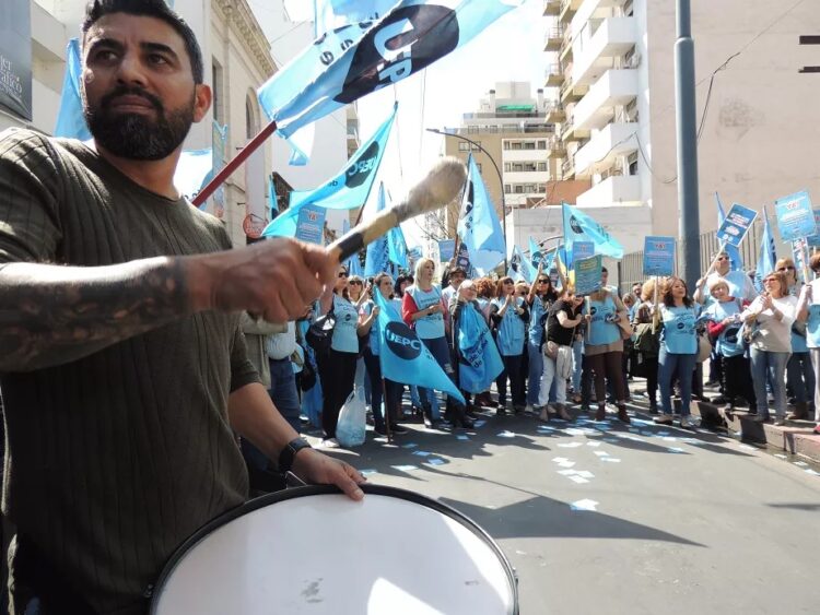 Los docentes no vuelven a clases para exigir una mejora salarial